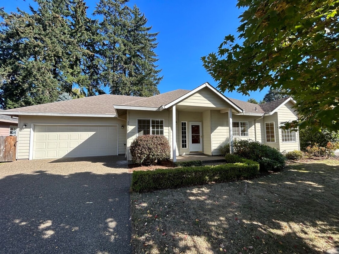 Primary Photo - Large 3 Bedroom, 2 Bath Home in North Newberg