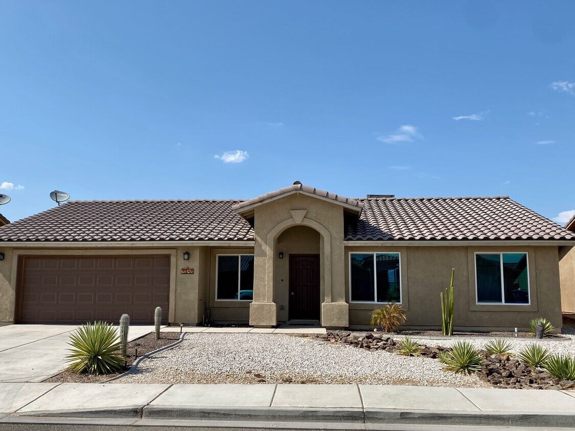 Foto principal - SAGUARO POOL HOME* MOVE-IN READY!