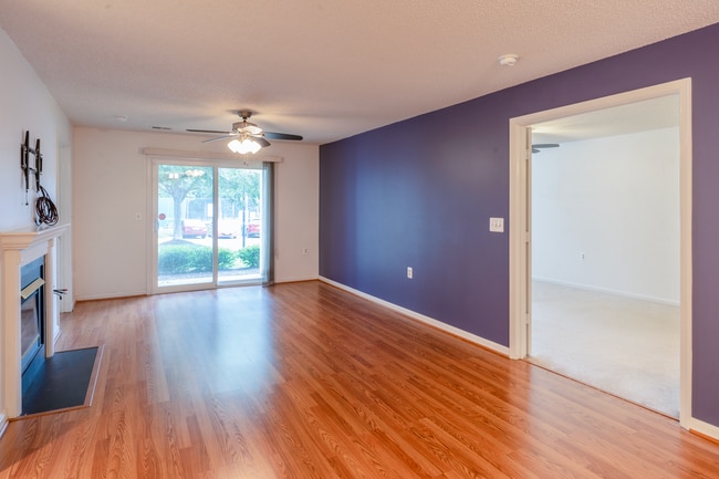 Large living/dining space - 10024 Vanderbilt Cir (Rockville, MD) Apartment