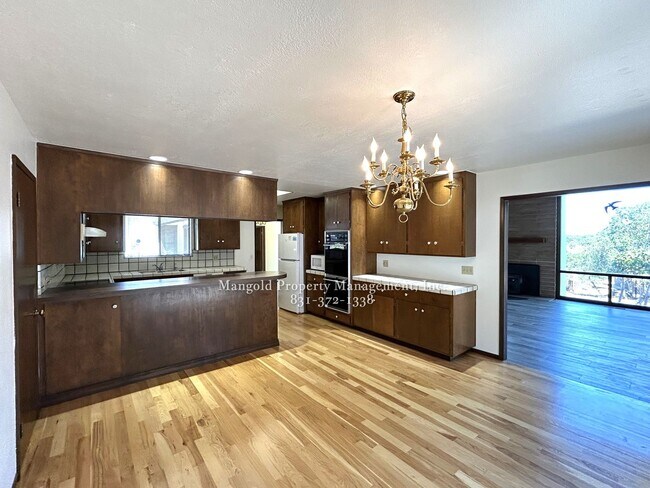 Foto del edificio - Charming 3-Bed, 2-Bath Home with Large Bac...