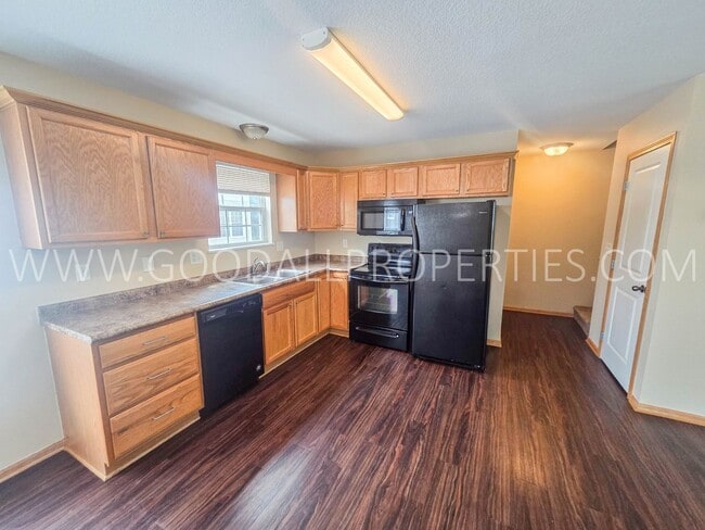 Building Photo - RENT REDUCED!!! 2 Bedroom 2 Bath Townhome in Urbandale with attached 2 car garage!