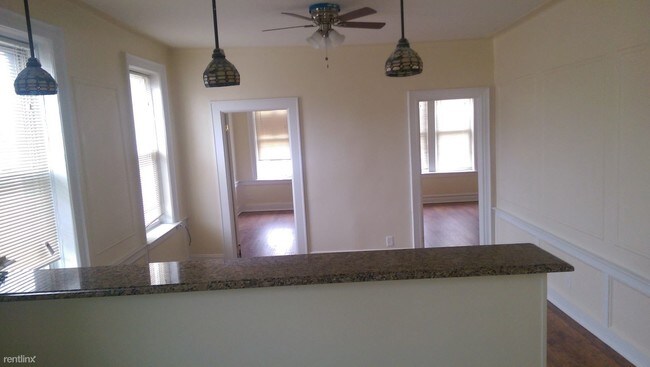 Building Photo - 2 br, 1 bath Apartment - 9907 74th Ave 2