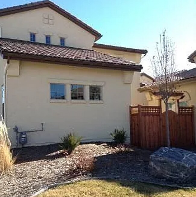 Foto del edificio - 2 story, 2 bedroom unit with attached 1 car garage and private yard.