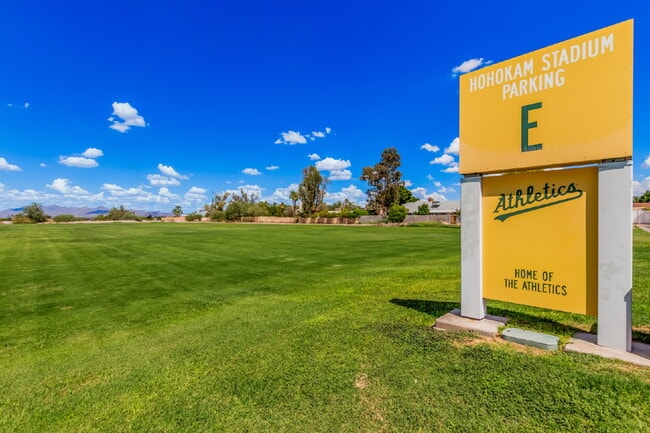 Building Photo - Clean & Modern Duplex Across from Hohokam ...