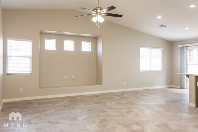 Building Photo - 423 Regal Robin Way