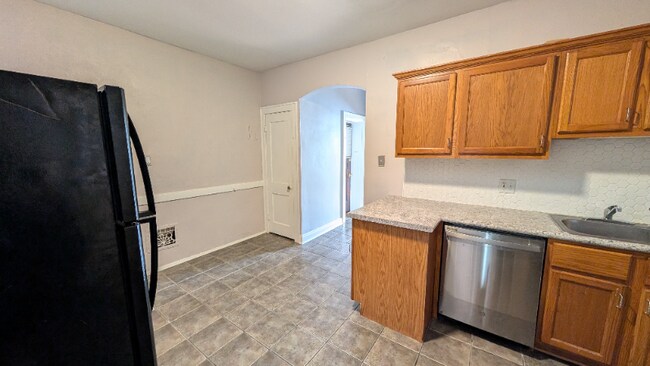 Building Photo - 5044 Mardel Ave