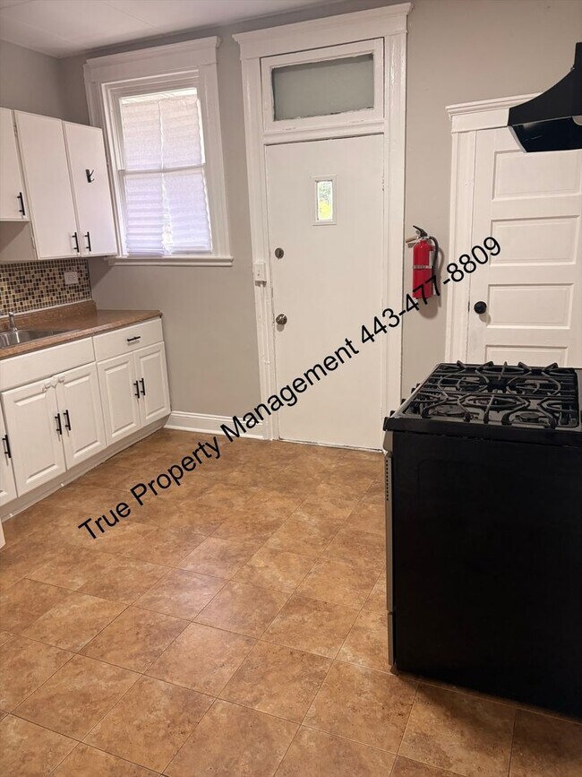 Foto del edificio - Spacious 3BR Home with Washer & Dryer, Backyard & Basement – $1,500/Month