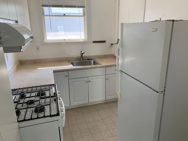Building Photo - Side by side duplex