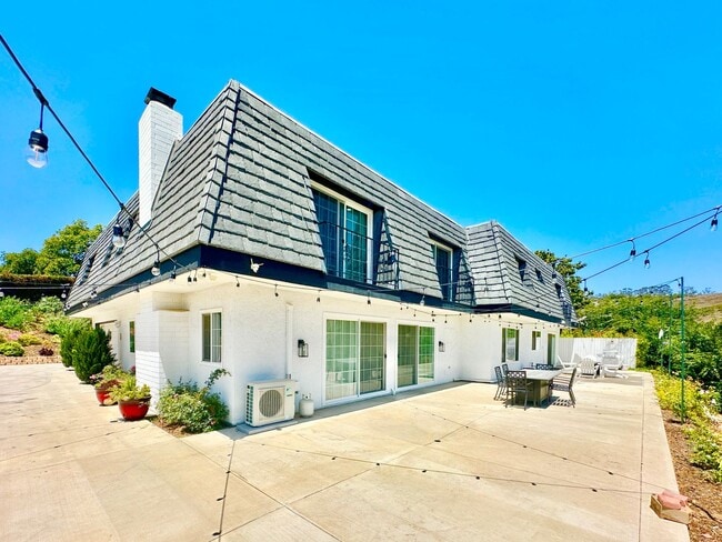 Foto del edificio - Breathtaking Custom Country Two-Story Home, Fully Remodeled & Beautifully Appointed on Private 20...
