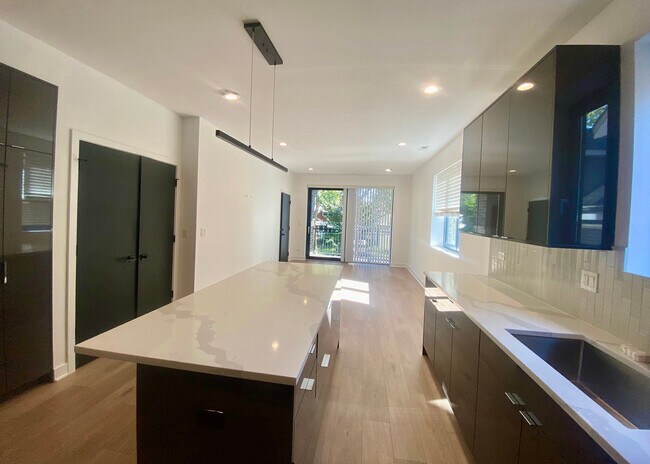 Foto del edificio - 4426 N Kenneth Ave