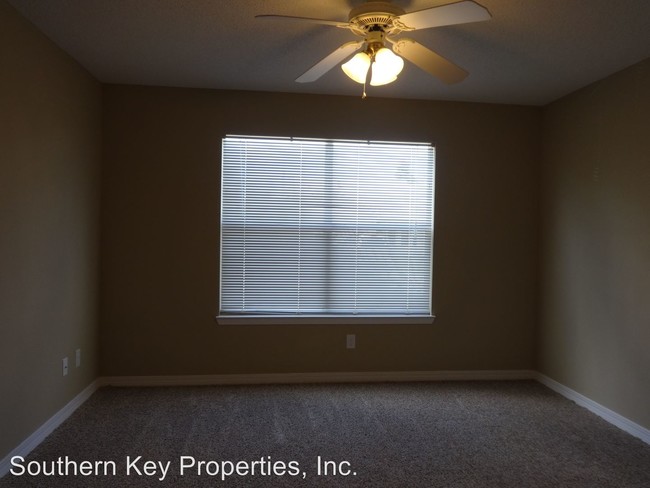 Building Photo - 410 Apple Dr
