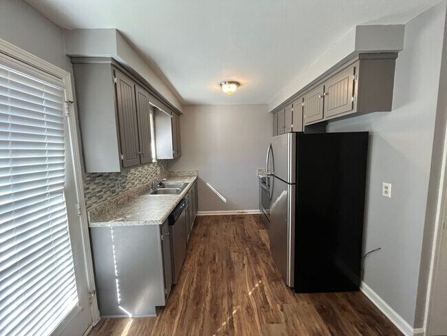 Building Photo - 3 Bed 2 Bath with Over An Acre Of Yard!