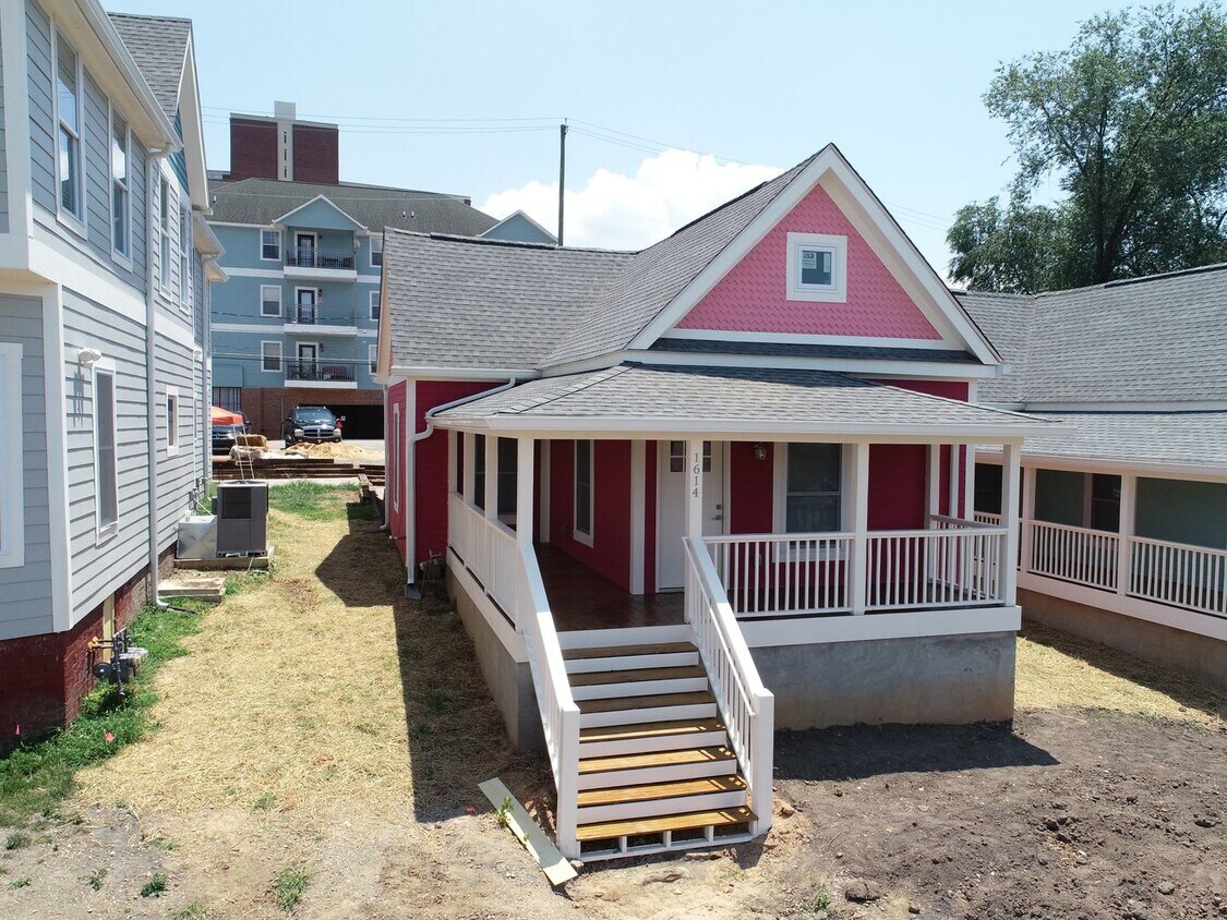 Primary Photo - 1614 Forest Ave