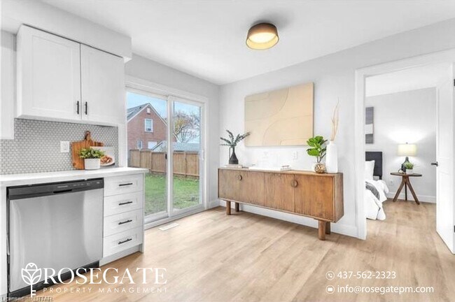 Photo du bâtiment - Charming 3-Bedroom Detached Home with Backyard & 3 Parking Spots – Pet Friendly – London