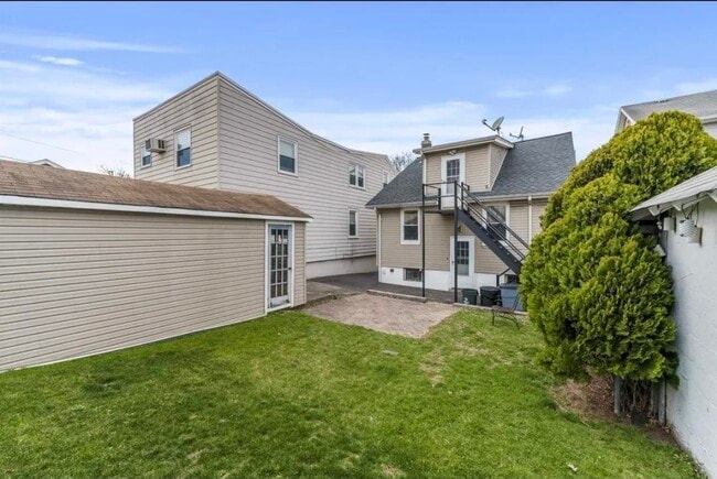 Building Photo - 838 Roosevelt Ave