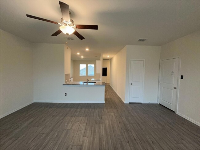 Foto del edificio - 2112 Silver Charm Ln