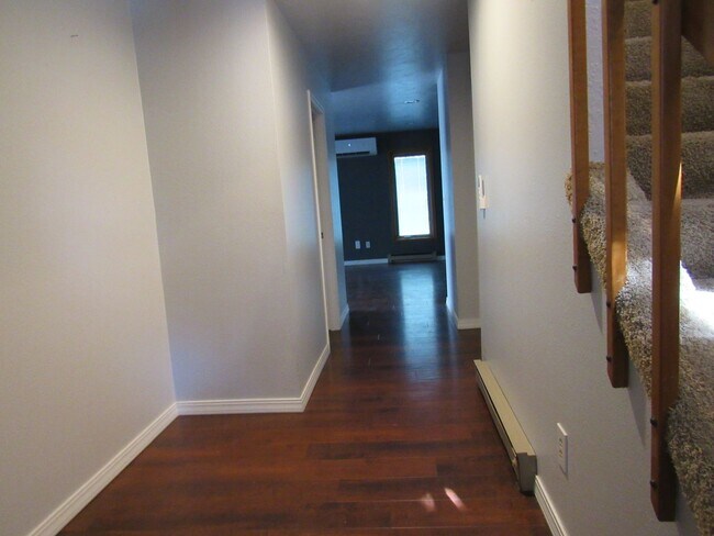 Foto del edificio - Secluded Eastside Townhome W/Double Garage