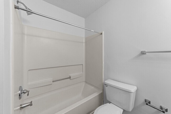 Foto del edificio - Spacious 2-Bedroom Apartment – Water & Trash Included!