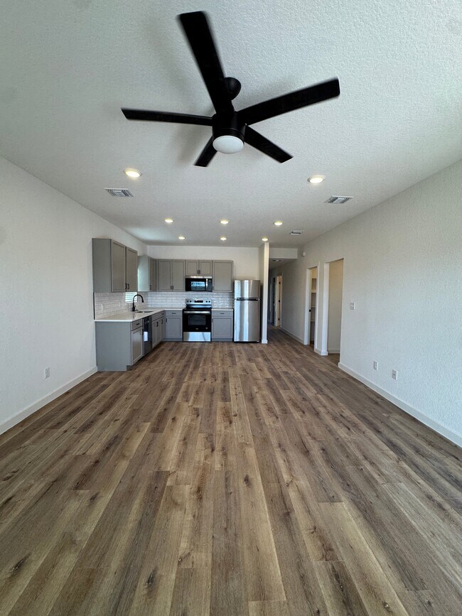 Building Photo - 2105 Vista Rosa
