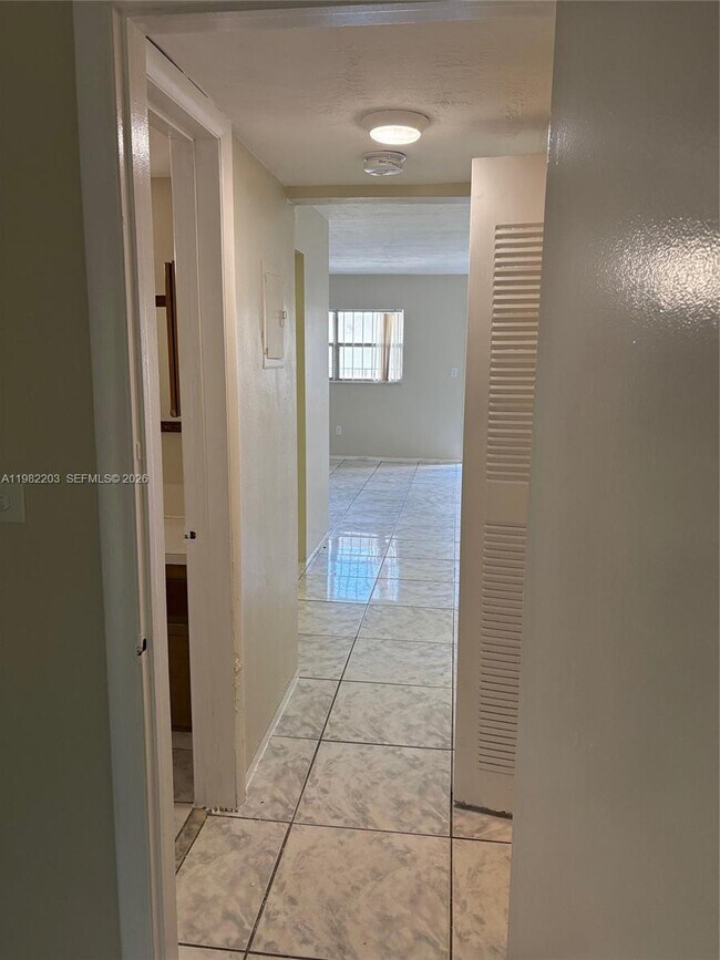 Foto del edificio - 16215 NE 18th Ct