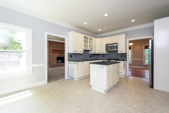 Building Photo - 213 Worthland Ct