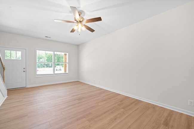 Building Photo - 2 Bedroom Condo For Rent Near Riverside Drive!