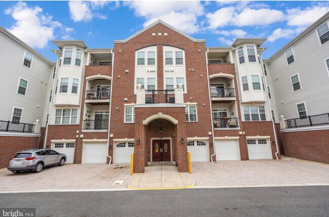 Building Photo - 10273 Fountain Cir