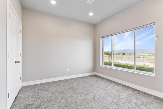 Building Photo - 637 East 730