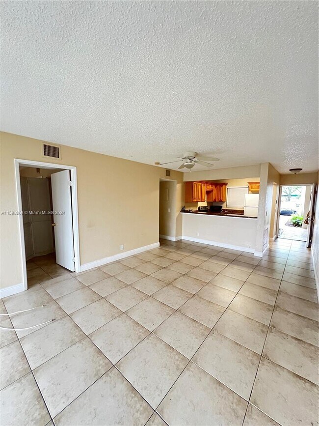 Building Photo - 1523 Lake Crystal Dr