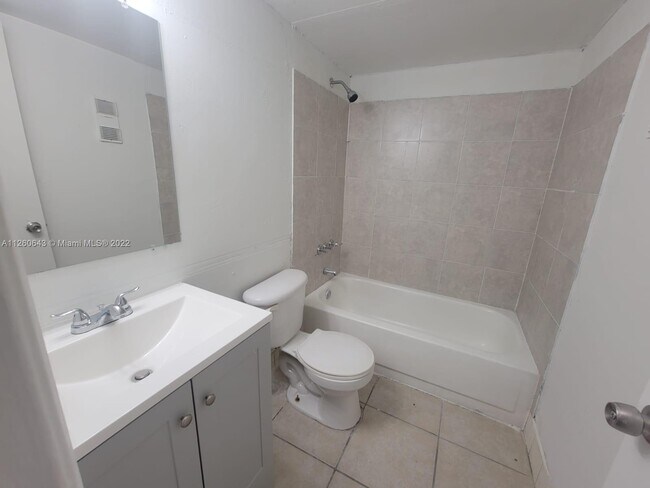 Building Photo - 4022 Lakeside Dr