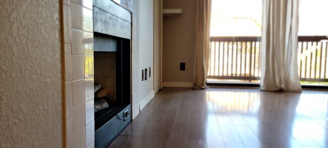Building Photo - Spacious 1/1 Condo in Lakewood Park, Altam...