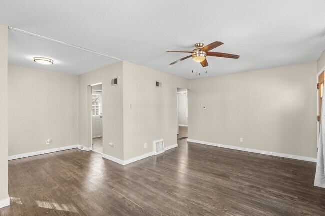 Foto del edificio - 114 Reasor Dr