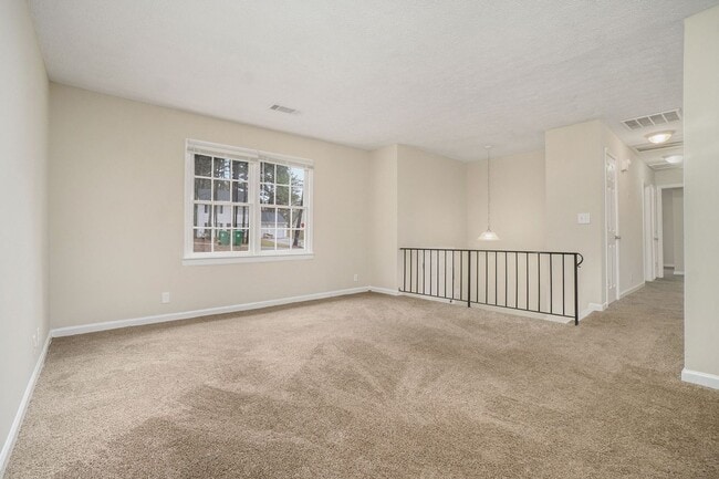 Foto del edificio - Large 4 Bedroom 2.5 Bath Home with 2 Car Garage