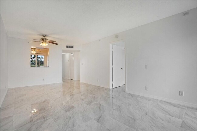 Foto del edificio - 8720 N Sherman Cir
