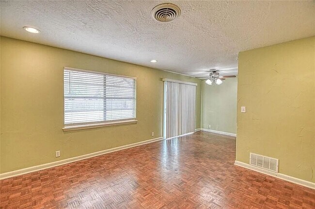 Foto del edificio - (3) Bed/(1.5) Bath Near Core Norman and OU...
