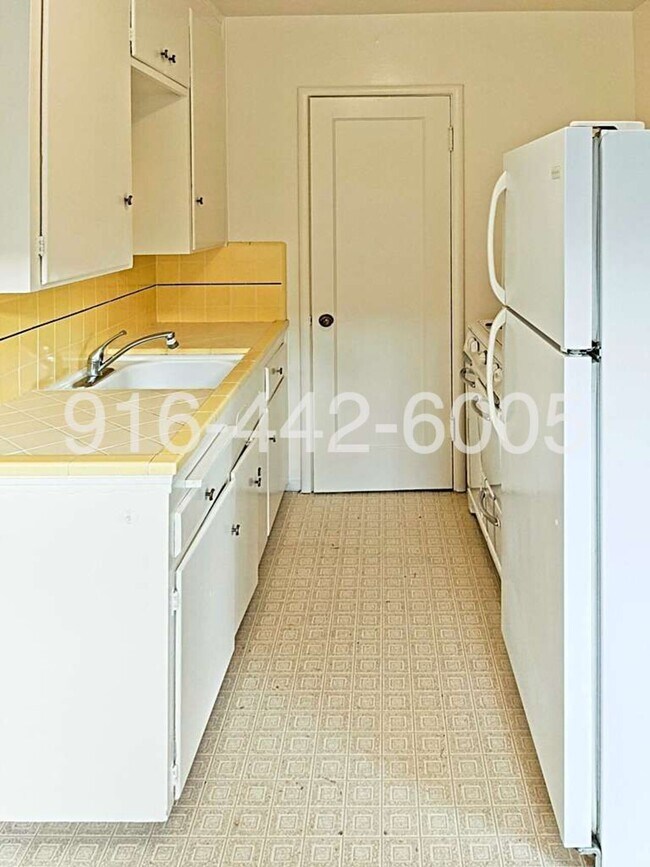 Building Photo - Kenwood Apartments 2426