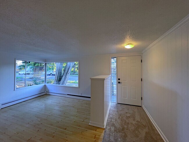 Building Photo - Move in Special! West Seattle large Ramble...