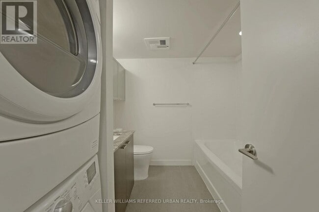 Photo du bâtiment - 775-775 King St W