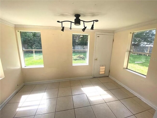 Building Photo - Spacious 3/2 home available now, and conveniently located near downtown and Manatee Hospital