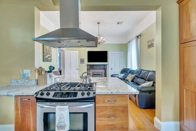 Building Photo - Gorgeous 3BD/2BA Home w/ Off Street Parking, Laundry Room, and Only 1 Block Off St Charles Ave.