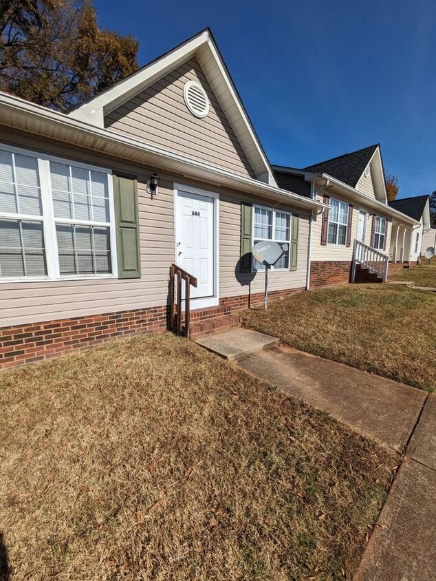 Foto principal - 2BD/2BA Townhome at The Squires