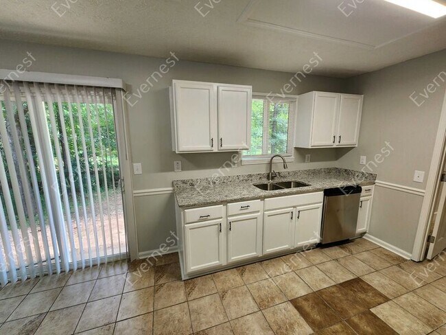 Building Photo - 1539 Silver Lake Dr