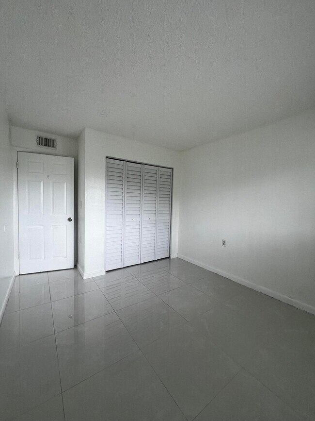 Foto del edificio - 1198 Lake Terry Dr