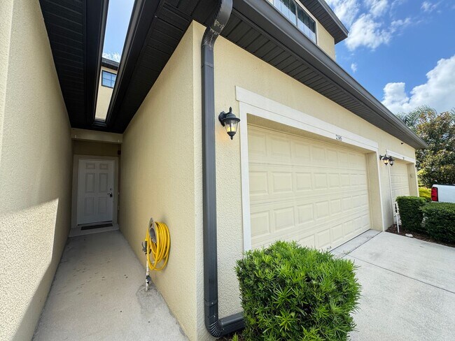Foto del edificio - Charming 3-Bed Townhouse with Lake View & ...