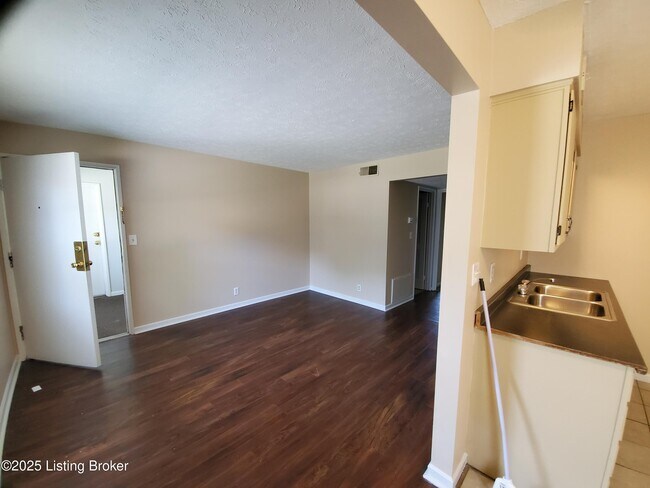 Foto del edificio - 3217 Springfield Dr