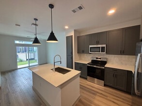 Building Photo - 1301 Leah Ave