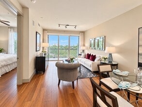 Building Photo - 10401 Town & Country Way