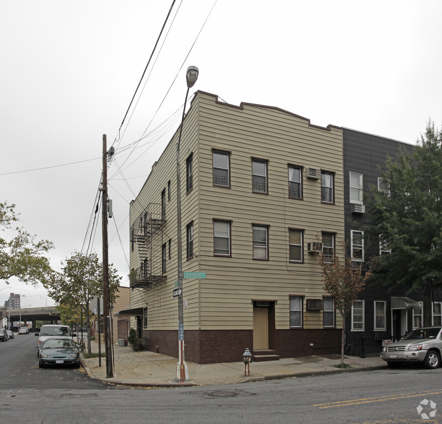 Primary Photo - 688 Lorimer St