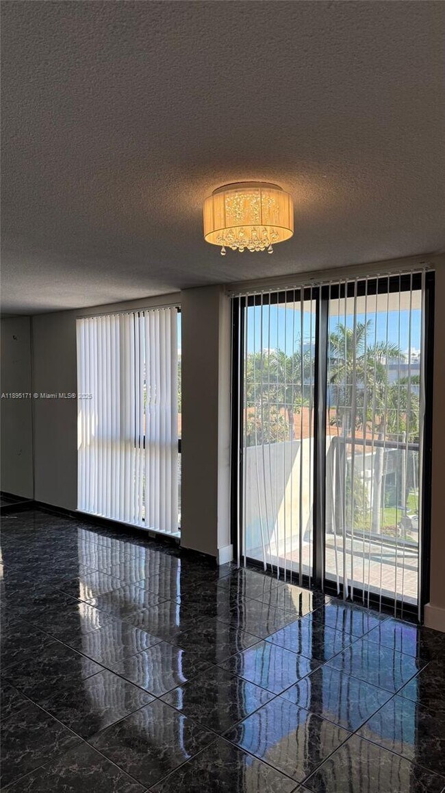 Foto del edificio - 9800 W Bay Harbor Dr