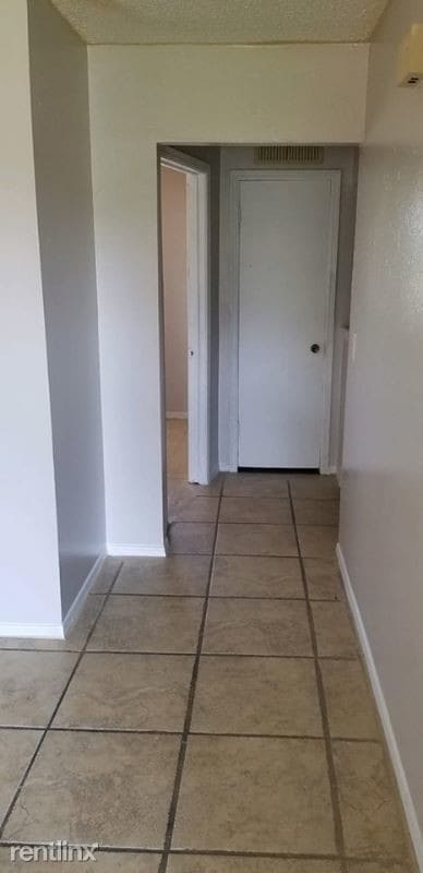 Building Photo - 1 br, 1 bath Apartment - 2801 SW 42nd St